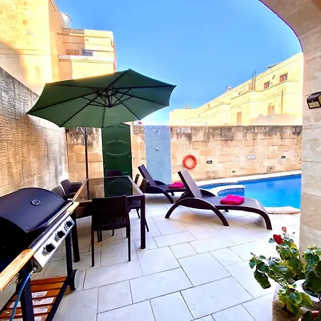 Ta Gorg With Pool Case de vacanță